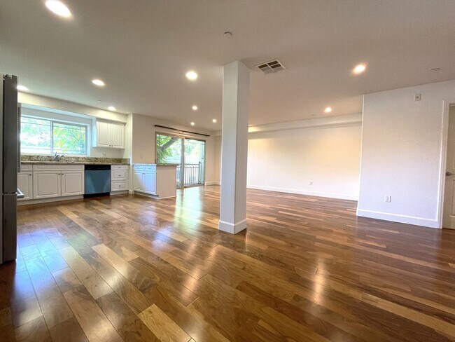 Foto del edificio - Modern 2-Bedroom Condo in the Heart of Val...