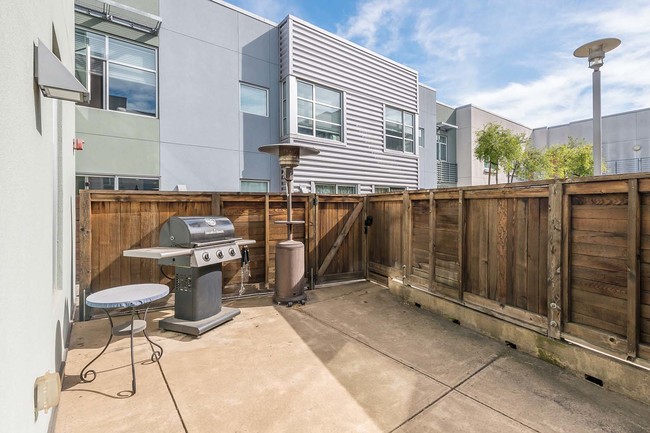 Building Photo - Great Furnished Condo at the Potrero