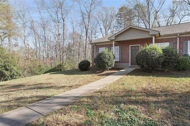 Building Photo - 208 Tee Dr