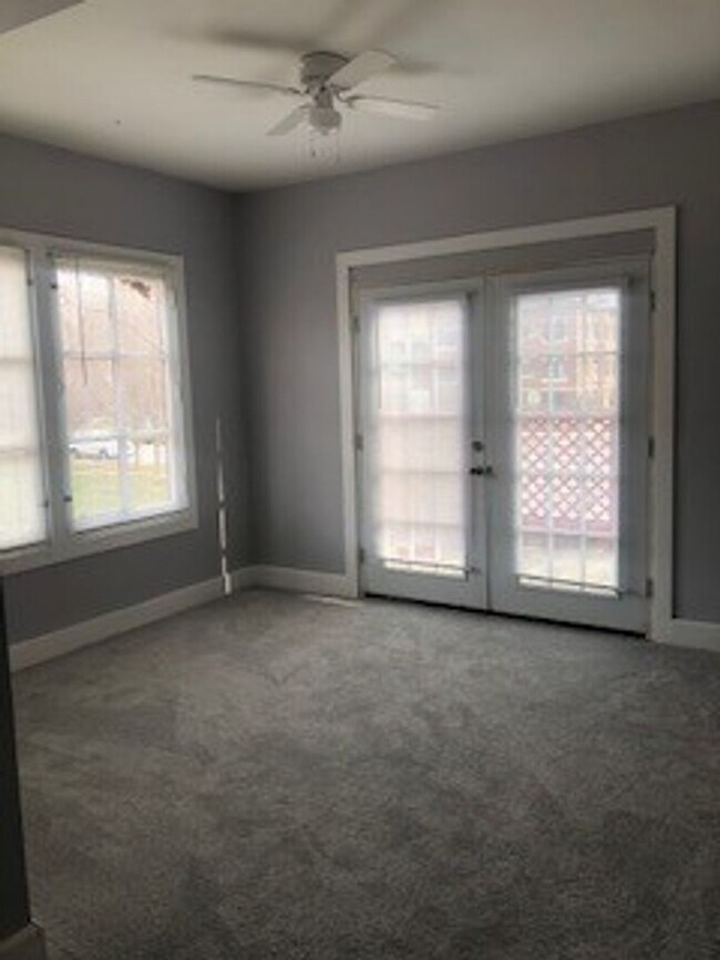 Photo - Spacious Two Bedroom near Washington Blvd ... House