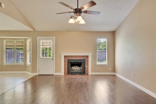Building Photo - 4019 Alexandria Dr