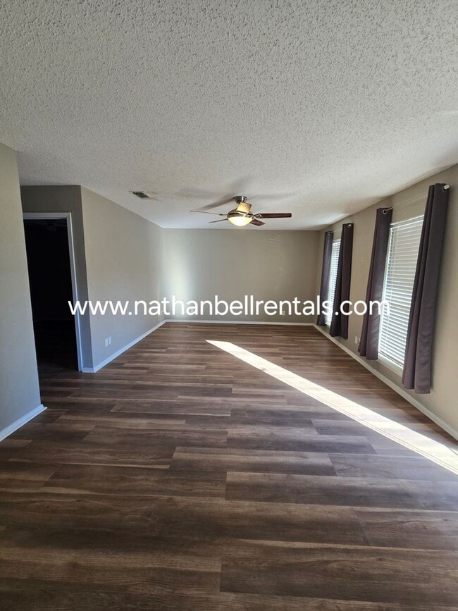 Building Photo - Single-Family Home: 3 Bed, 2 Bath