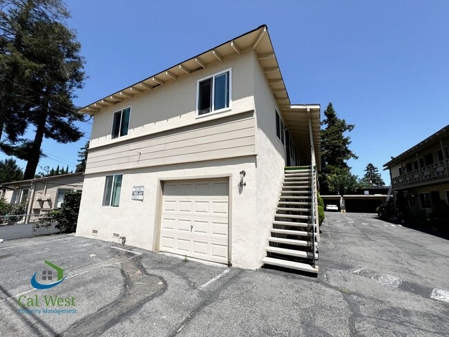 Building Photo - $1995 - Cozy 1/1 located near the Rose Garden