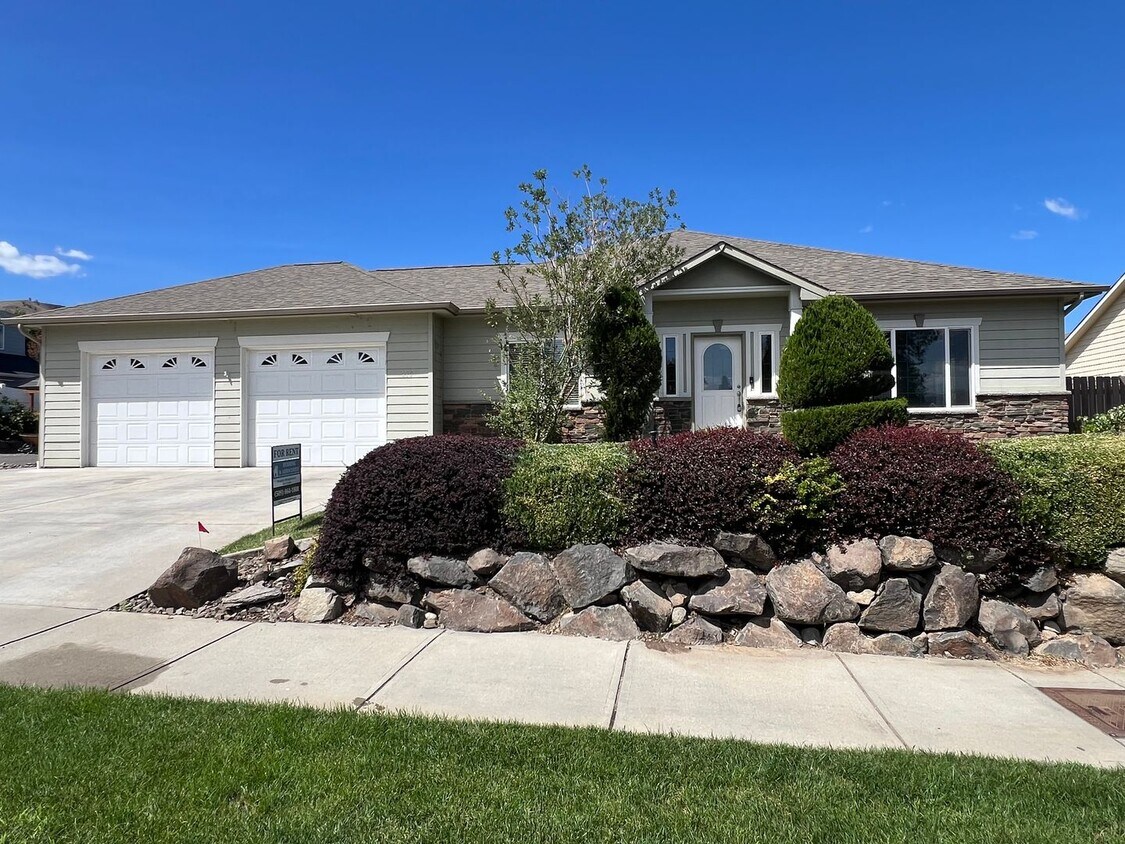 Foto principal - Great location with lots of amenities! 4 b...