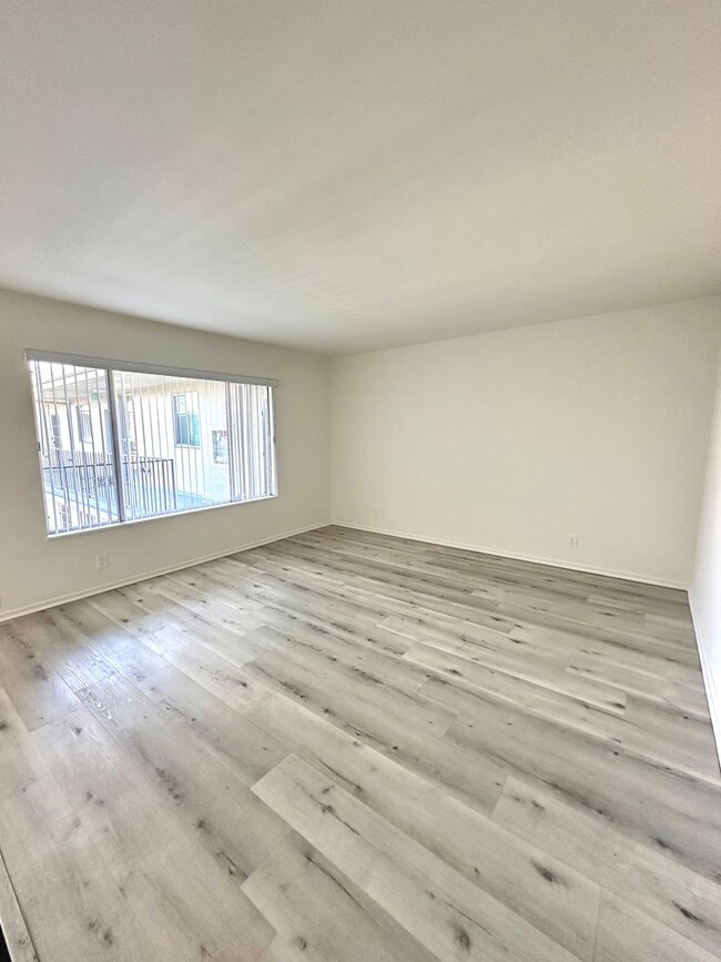 Building Photo - Newly Renovated Top Floor 1 Bedroom Condo ...