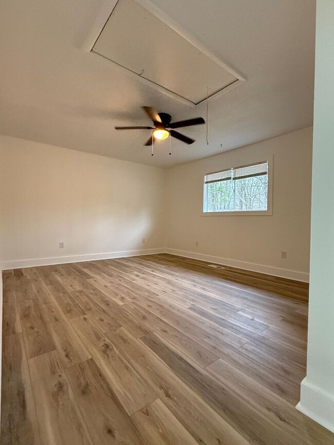 Building Photo - Beautifully Remodeled 4-Bedroom, 2-Bathroo...