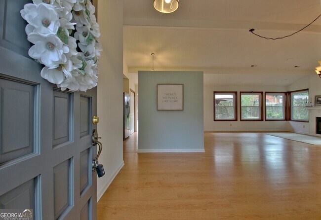 Building Photo - 203 Raintree Bend