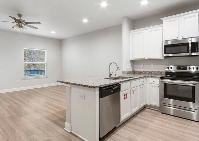 Building Photo - Welcome to 1881 Point Dr.!