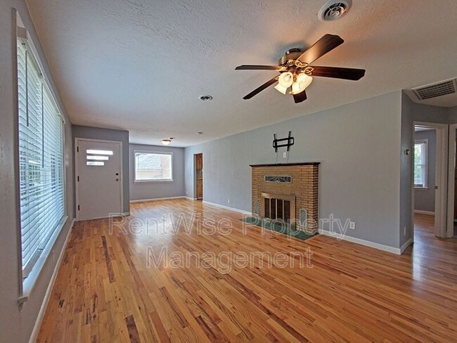 Building Photo - 1139 N Shamrock Ave