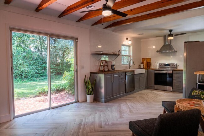 Foto del edificio - 901 White Ave S E