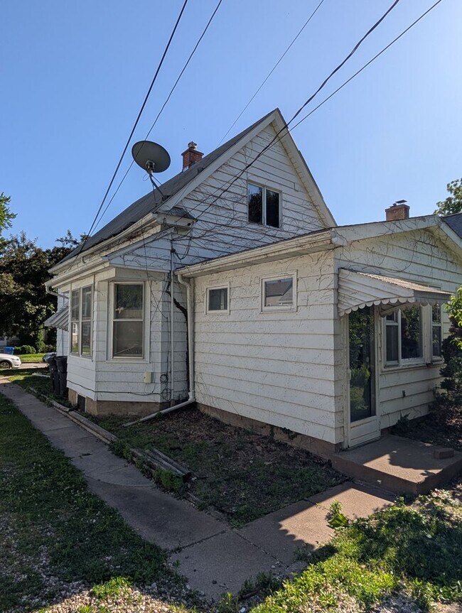 Foto del edificio - Affordable Moline Apartment in a Prime Quad Cities Location!