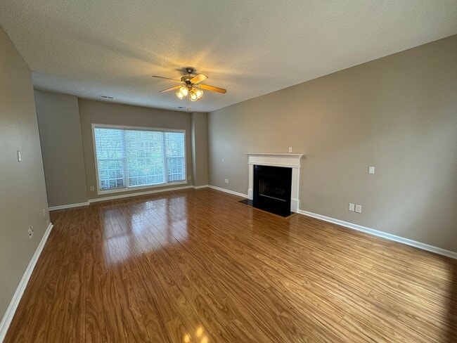 Building Photo - Ready to show!