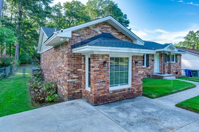 Foto del edificio - 2532 Parkwood Dr