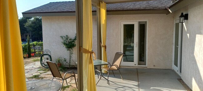 Entrada al patio - 42029 Cosmic Dr