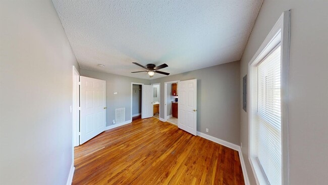 Building Photo - 308 Gill St