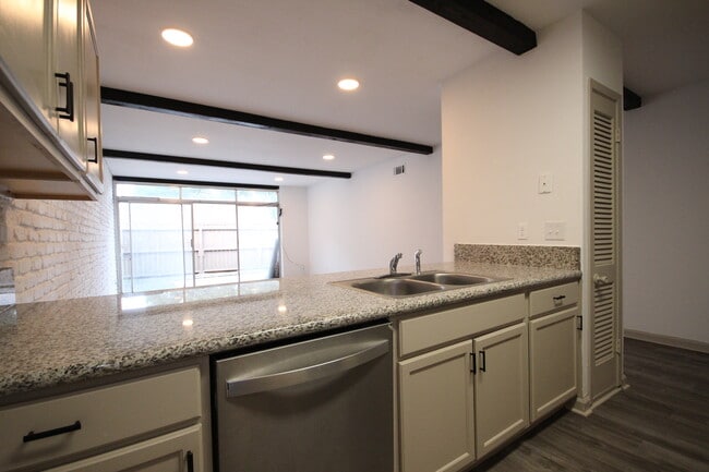 High ceilings, Oak beams - 1208 Houston St