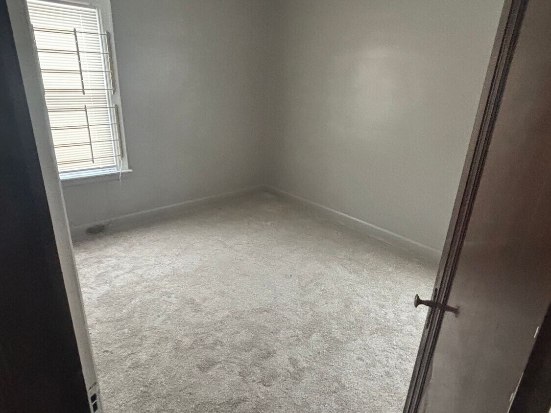 Foto del edificio - 3-bedroom, 1-bathroom home located on the city's East side city of Detroit, MI.