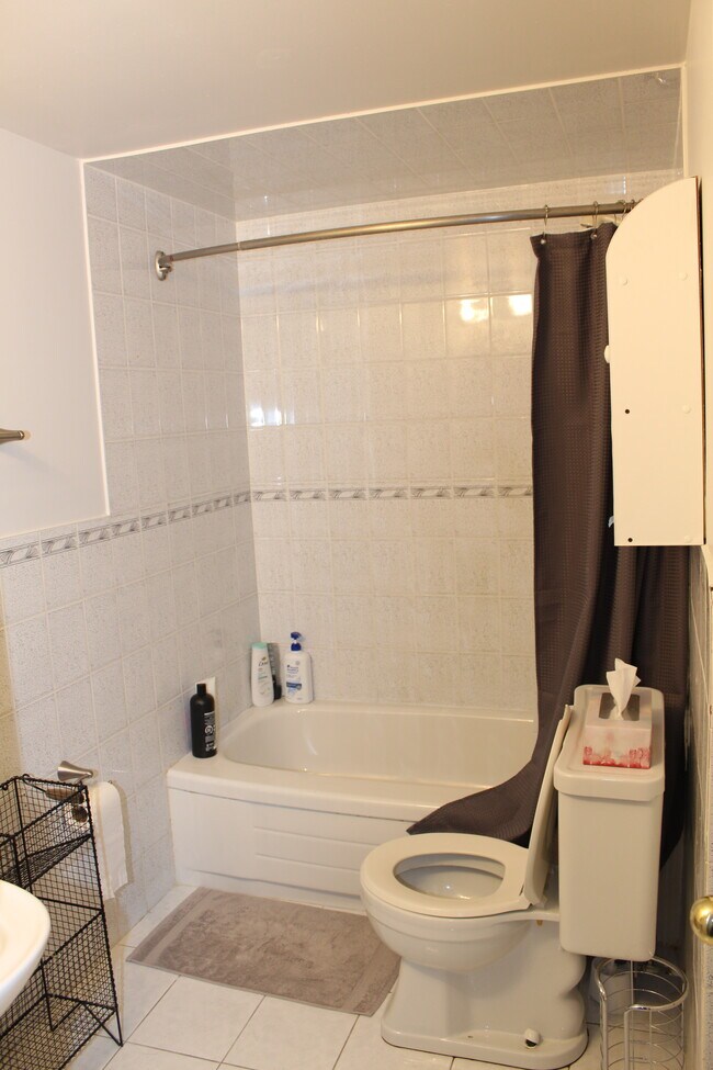 Photo du bâtiment - One bedroom basement apartment