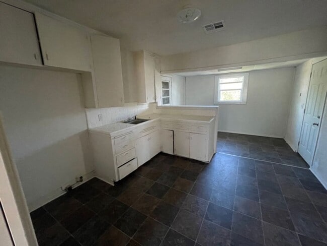 Building Photo - 2212 Jane St