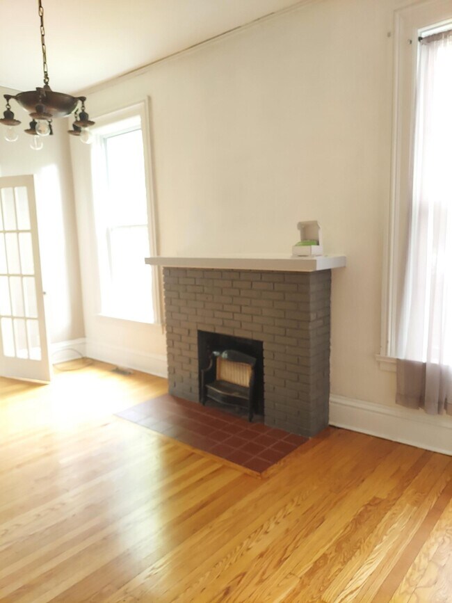 Sala de estar - 705 W Healey St