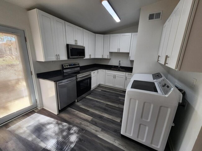 Building Photo - 3521 Jackson Dr