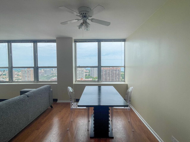 Foto del edificio - 655 W Irving Park Rd