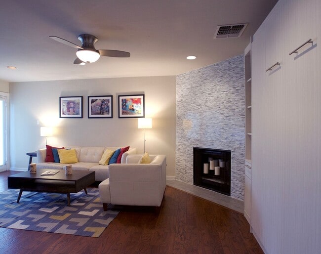 Building Photo - Luxury 1 Bed, 1.5 Bath Loft with Balcony & City Views