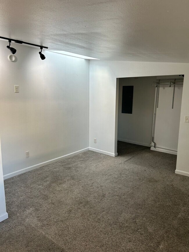 Foto del edificio - Updated 1 bed 1 bath home located in a des...