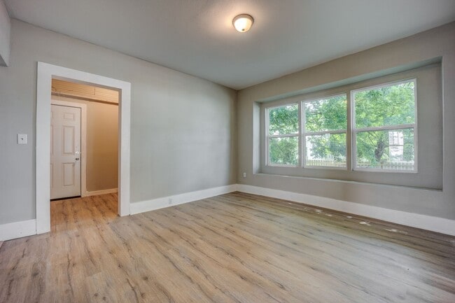 Building Photo - Freshly Updated 2 Bedroom House