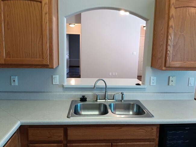 Foto del edificio - Charming 3-bedroom, 2-bathroom home! Comin...