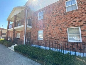 Building Photo - 5 N Chillicothe St