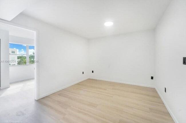 Foto del edificio - 12215 W Dixie Hwy