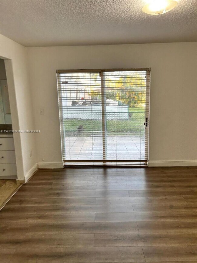 Foto del edificio - 5725 NW 109th Ave