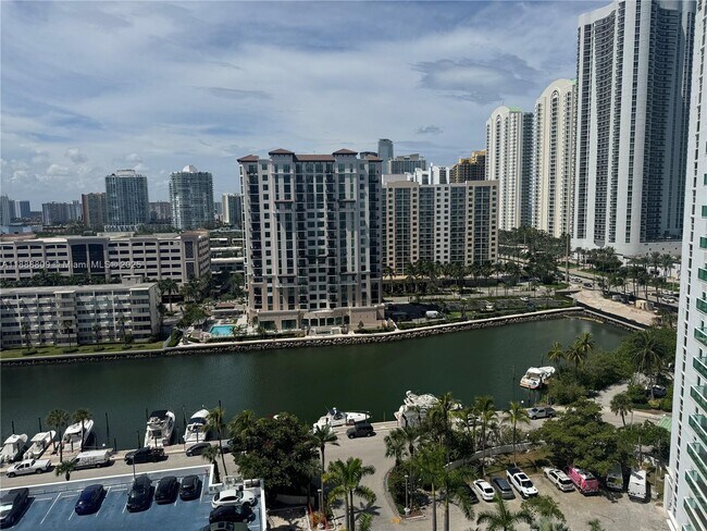 Foto del edificio - 100 Bayview Dr