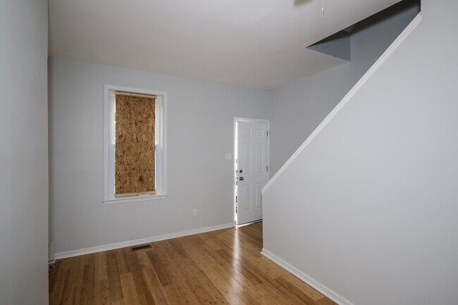 Building Photo - 1537 Argyle Ave
