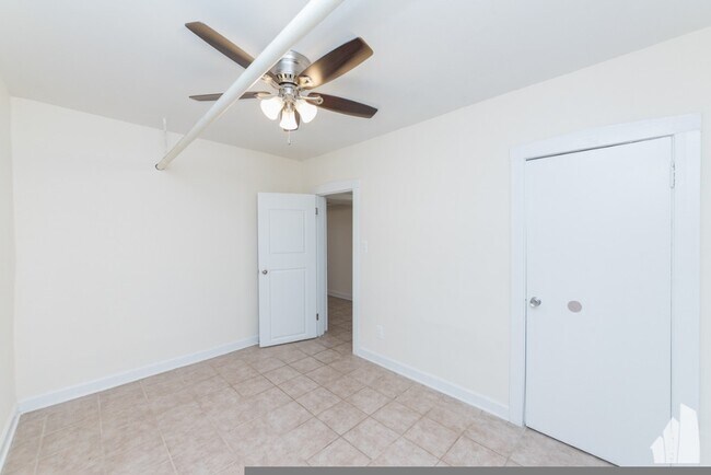 Foto del edificio - 4951 N Oakley Ave
