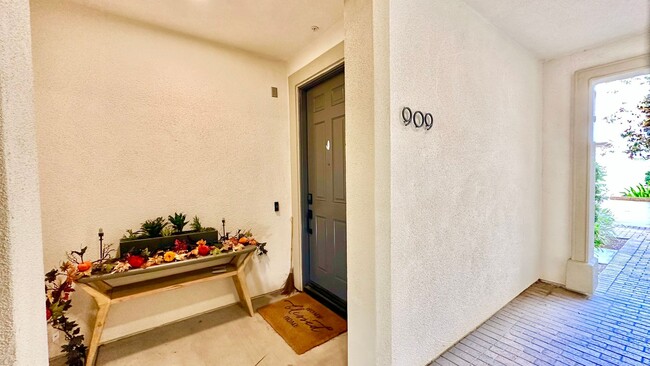 Building Photo - Beautiful "Model" Show Townhome in the Gat...