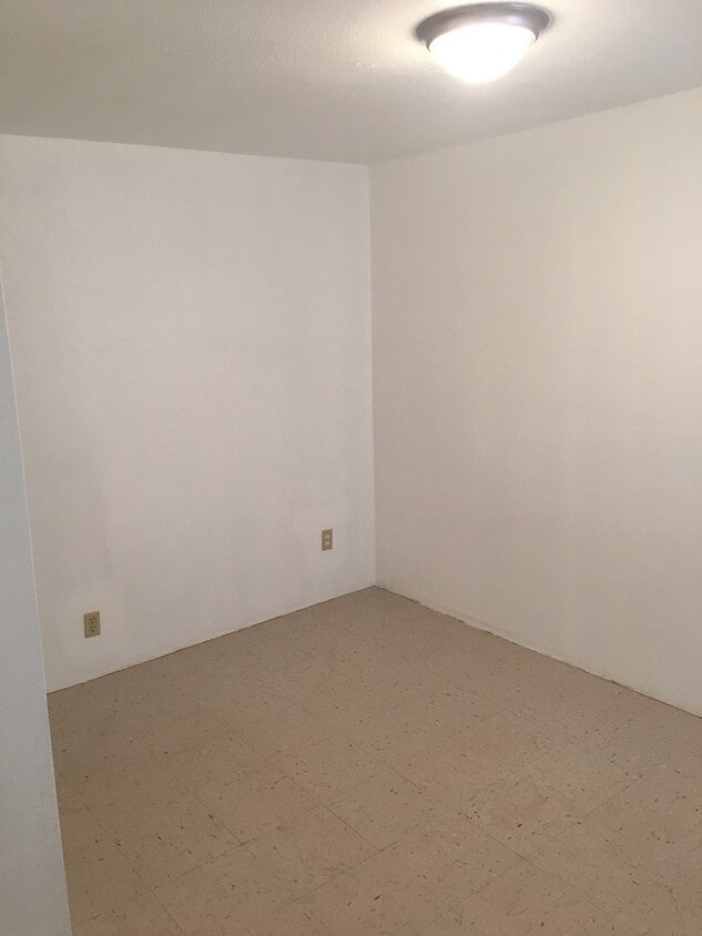 Building Photo - 2 bedroom 1.5 bathroom duplex - Mills Addition