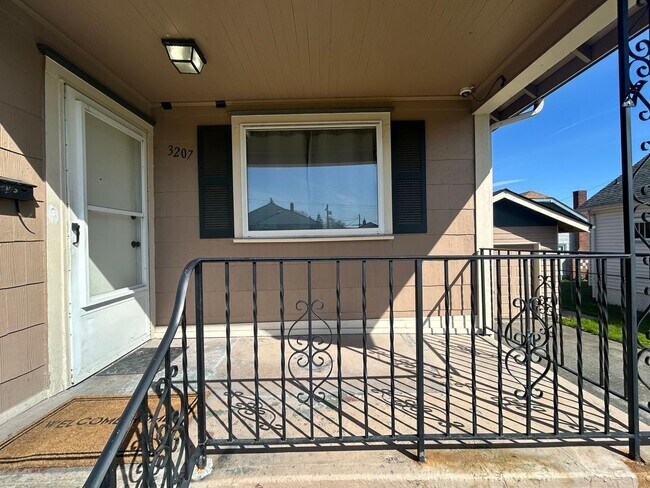 Foto del edificio - Fully remodeled 2 BD, 1 BA House near 6th ...