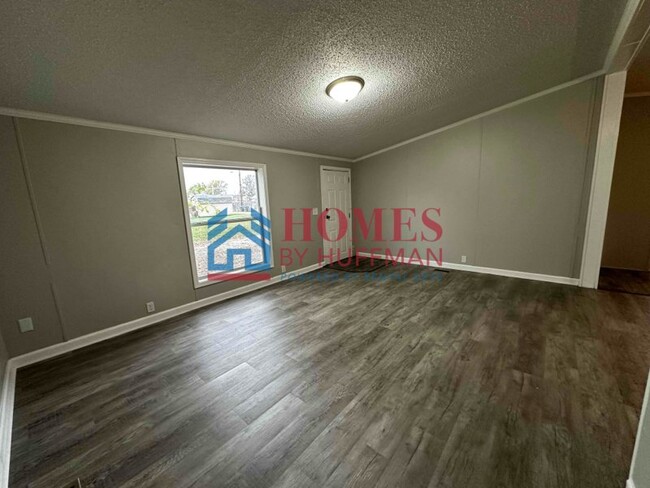 Building Photo - Three Bedroom | Two Bath House