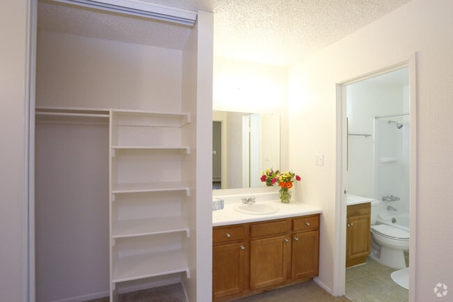 2HAB, 1BA - 800 ft² - Flatirons Park Apartments