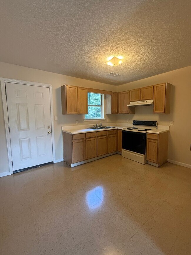 Foto del edificio - 8135-8135 Carlton Trail NW