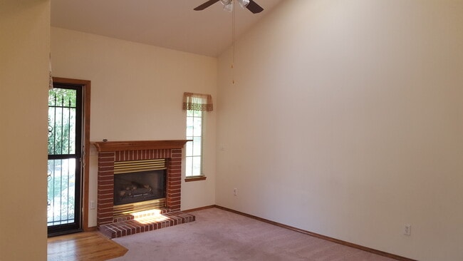 Building Photo - Nice 3 bedroom, 2 1/2 bath Townhome in Nor...