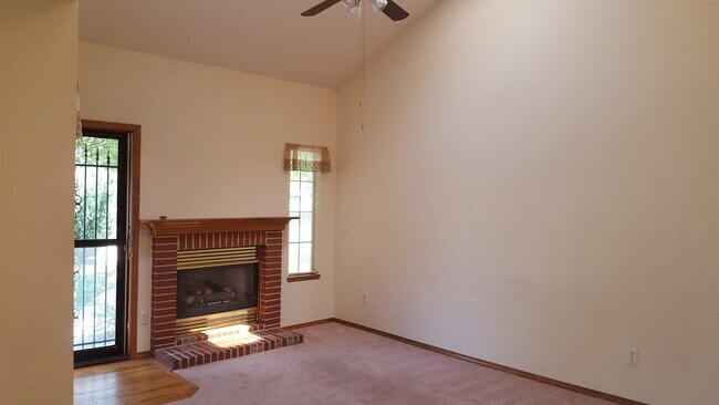 Foto del edificio - Nice 3 bedroom, 2 1/2 bath Townhome in North Colorado Springs