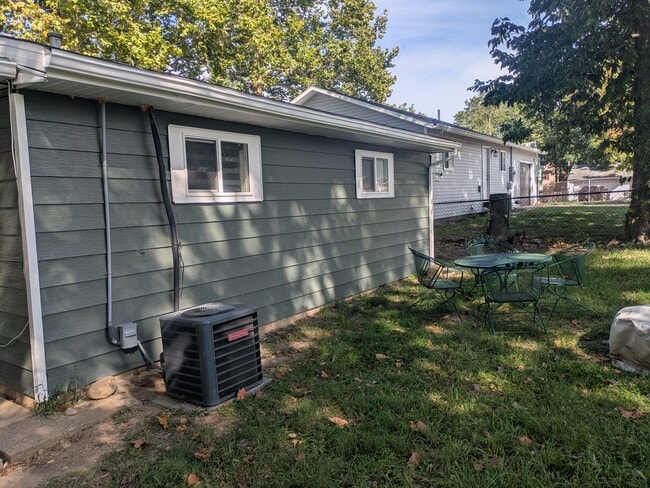 back of house - 906 N Division Ave