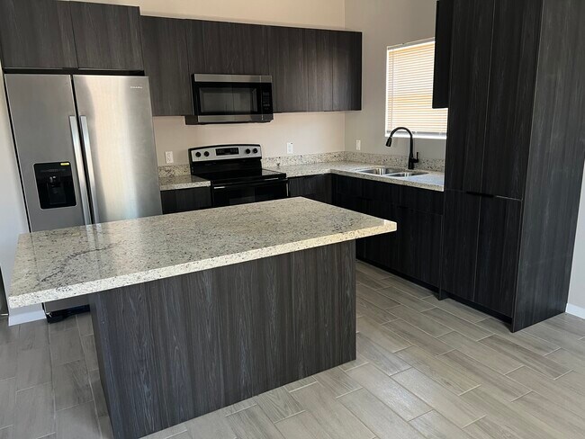 Foto del edificio - 219 W Diamond Ave