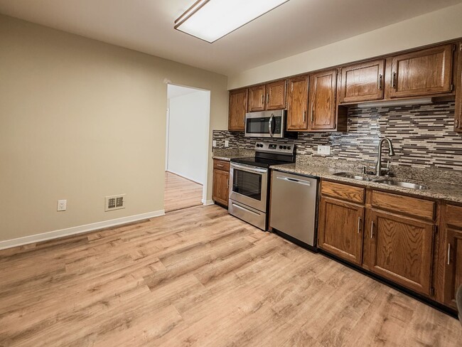Building Photo - MAPLE PLACE CONDOMINIUM