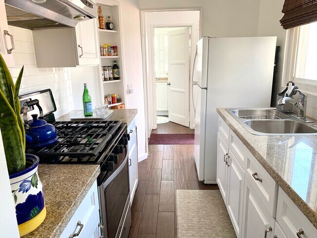 Cocina - 811 E Nutwood St