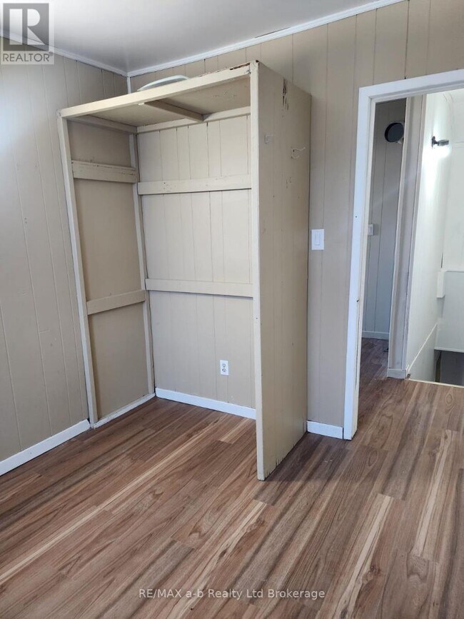 Building Photo - 151 Albert St