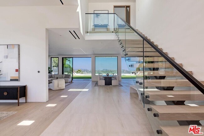Foto del edificio - 2580 Roscomare Rd